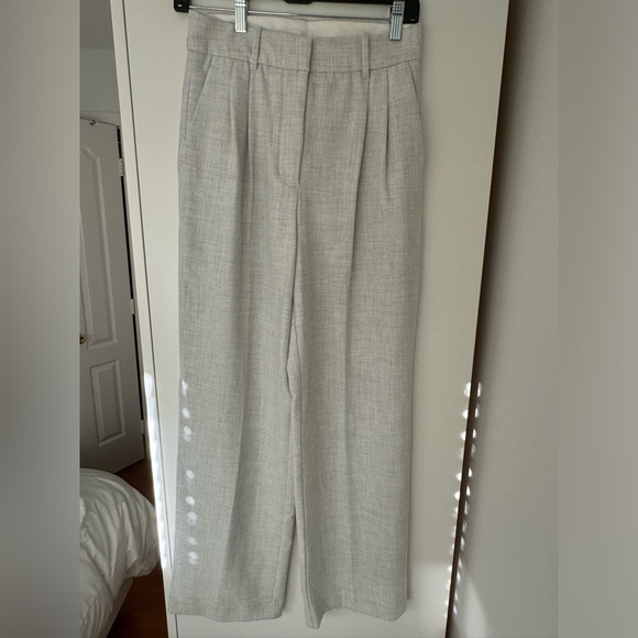 Aritzia Pants - Aritizia Effortless Pant
Heather Cloud White